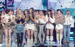 TWICE có chiếc cúp đầu tiên sau hơn 1 năm nhưng vẫn bị netizen mỉa mai