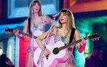 Taylor Swift khoe nhan sắc đỉnh cao ở tuổi U35 khi đi tour