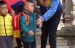 Bố đến trường đón con, đứa trẻ thờ ơ và cách ứng xử của cô giáo được khen ngợi