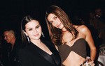 Selena Gomez nhận được lời cầu cứu từ vợ Justin Bieber