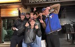 V (BTS) bị soi chiều cao thực khi đứng cạnh Park Seo Joon và hội bạn mỹ nam