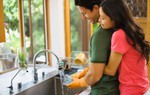 Vợ chồng phân chia việc nhà công bằng 