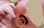 Bà nội tá hỏa phát hiện cháu gái mới sinh đã mọc răng