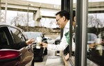 CEO đa năng của Starbucks: Quản lý công ty, làm nhân viên phục vụ, pha chế đồ uống kiêm thu ngân