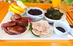 Chồng nấu cơm cữ chăm vợ sau sinh, hội chị em khen nức nở