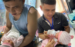 Hạnh phúc khi lần đầu tiên ôm con trong tay sau gần 10 năm mòn mỏi chờ đợi