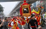 Kỳ lạ màn rước kiệu như chạy marathon trên đường phố Hà Nội