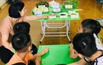 Cô giáo vỡ òa khi cậu bé tự kỷ bật ra âm thanh đầu tiên trong cuộc đời