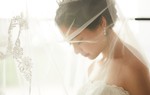 Trong ngày cưới, khách mời sửng sốt khi thấy cô dâu quỳ xuống cảm ơn 1 người
