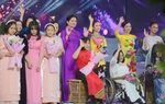 Phụ nữ khuyết tật, trẻ khiếm thị trình diễn trong đêm khai mạc Lễ hội Áo dài TPHCM 2023