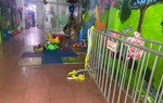Khởi tố 2 nữ trông trẻ bạo hành khiến bé trai 17 tháng tuổi tử vong