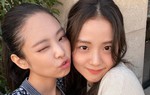 Jennie bị thương cũng trở thành trend, tiết lộ gì về MV solo của Jisoo?