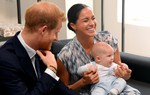 Các con của Harry và Meghan được nhận tước hiệu Vương thất