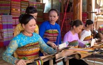 "Giữ lửa" với nghề dệt thổ cẩm của dân tộc Thái