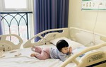 Sau thời gian chiến đấu với virus RSV, mẹ đúc kết: Không thơm môi, không mớm thức ăn cho trẻ
