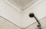 Mách bạn mẹo hay để loại bỏ nấm mốc trên trần nhà tắm