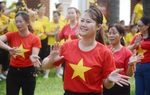 Hơn 300 cán bộ Hội Phụ nữ tham gia múa dân vũ trên biển