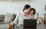 "Mẹ có yêu con không?", câu trả lời của 2 em bé thể hiện quan điểm giáo dục trái ngược