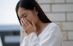 Bật khóc trong xấu hổ vì những việc chồng đã gây nên