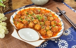 Bữa tối làm trứng cút sốt cà chua nóng hổi cho gia đình