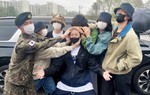 Hành động đáng yêu của 7 thành viên BTS khi tiễn J-Hope lên đường nhập ngũ