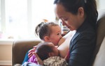 Cho con bú bình, bú mẹ hay bú song song mới là tốt, chuyên gia tư vấn sữa mẹ đưa ra lời khuyên