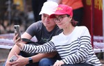 Thanh Ngọc được chồng bác sĩ hộ tống, chăm sóc khi đi ghi hình khiến MC Quyền Linh ngưỡng mộ