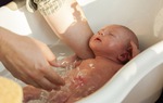 Vệ sinh vùng kín cho bé gái và bé trai có những điều gì khác biệt?