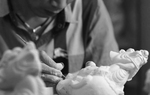 Đôi bàn tay tài hoa của người nghệ nhân làm sứ vẽ vàng