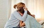 Nghi bố ngoại tình, 2 mẹ con đi đánh ghen rồi khóc òa khi biết sự thật