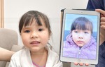 "Mẹ ơi! Con không tới trường nữa đâu, mắt con lạ quá, con chỉ mong có đôi mắt giống như các bạn"