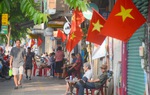 Đường phố TPHCM rực rỡ cờ hoa đón lễ 30/4 và 1/5