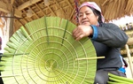 Phụ nữ dân tộc Tày tăng thu nhập với nón lá cọ