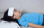 Bé 4 tuổi sốt cao suýt tử vong vì bố mẹ lấy cồn lau người