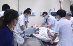 Bệnh viện huy động nhân lực cấp cứu cho những người bị thương từ vụ "xe điên" đâm 17 xe máy 