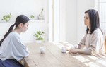 Đến nhà tôi ăn tối, chị đồng nghiệp nói một câu chua xót