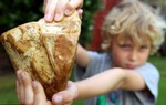 Cậu bé nhặt được hòn đá lạ, tưởng là bỏ đi mà hóa "kho báu" 1,1 tỷ đồng 