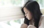 Con gái 7 tuổi vô tình làm rơi vỡ lọ hoa, phản ứng tiêu cực của người mẹ 