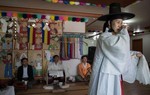 Báo chí Hàn Quốc: Nhiều người Hàn vẫn mê tín, chữa ung thư cũng nghe thầy bói