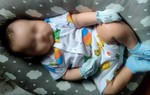 Bé trai 3 tháng tuổi bị bỏ rơi trên cầu giữa đêm tối