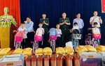 Trao quà “Nâng bước em tới trường” cho học sinh nghèo vượt khó ở biên giới