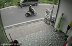 Con trai qua đường bị xe điện đâm trúng, ông bố tức tối hành hung cô gái lái xe