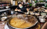 Thái Lan: Món ăn độc đáo được nấu liên tục suốt 50 năm, tấp nập thực khách xếp hàng 