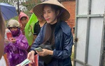 Thủy Tiên lên tiếng về chuyện bị nói phát thiếu tiền cho bà con trong chuyến từ thiện miền Trung 
