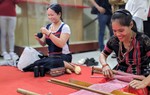 Phụ nữ Cơ Tu nỗ lực giữ gìn “vòng đời thổ cẩm”