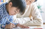 Cậu bé tiểu học viết văn giới thiệu gia đình khiến cô giáo lập tức gọi điện cho phụ huynh
