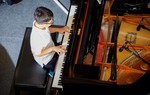 Vì sao trẻ sinh ra trong gia đình có điều kiện, khi trưởng thành thường có ngoại hình đẹp hơn? 