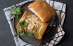 "Bánh mì quan tài": Món ăn nghe tên đã sợ, du khách vẫn nườm nượp tìm đến 