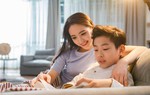 Người mẹ bị chê trách vì quan tâm con không đúng cách