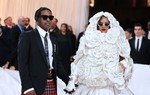 Rihanna đi muộn hơn 2 tiếng vẫn trở thành "trùm cuối" thảm đỏ Met Gala 